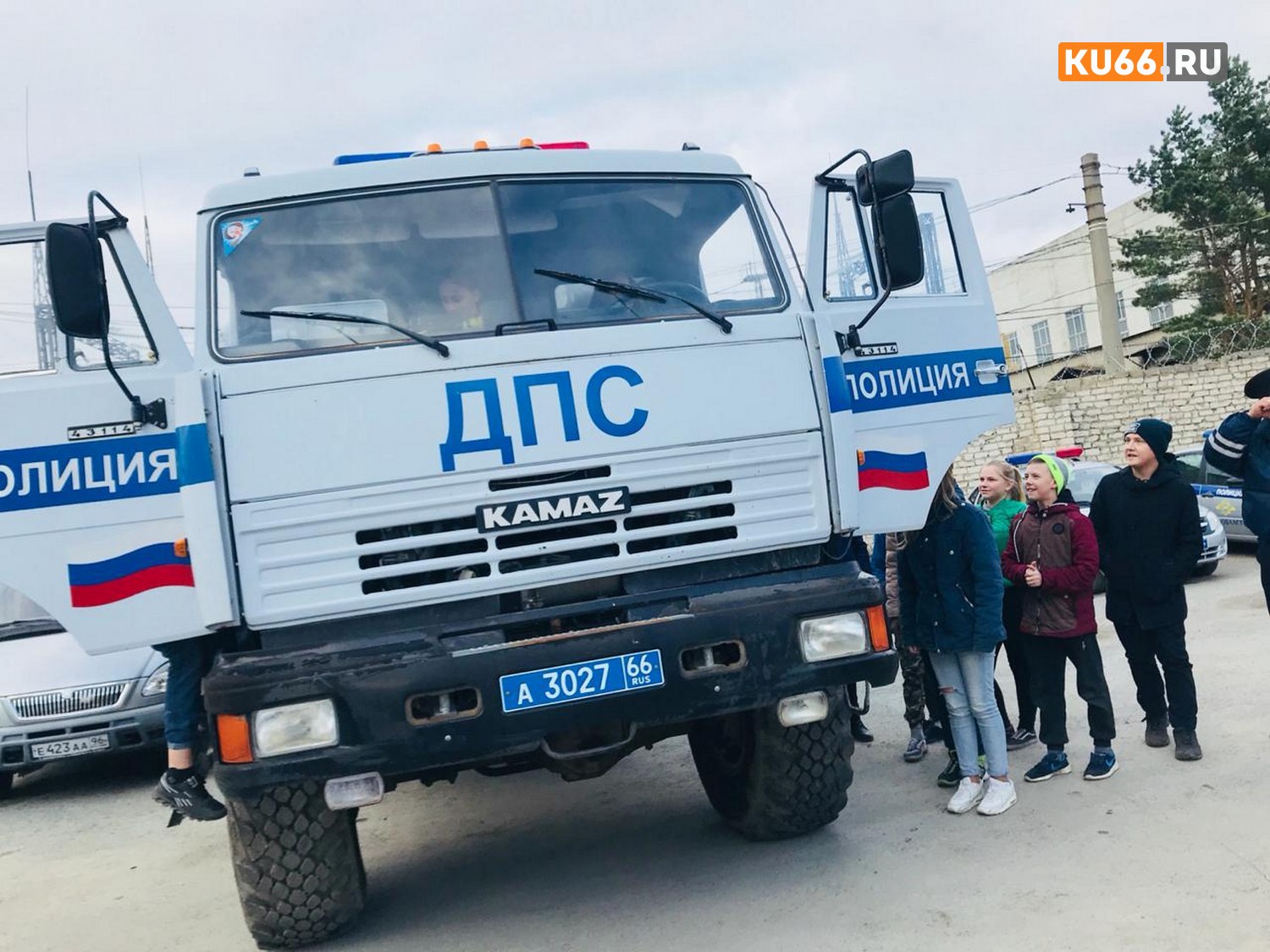 Школьники гостили в отделе ГИБДД Каменска-Уральского: сидели за «баранкой» патрульной, примеряли бронежилет... Узнали много нового!