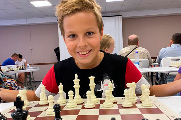 Мальчишка из Каменска-Уральского победил в одной из категорий Первенства Свердловской области по быстрым шахматам среди школьников