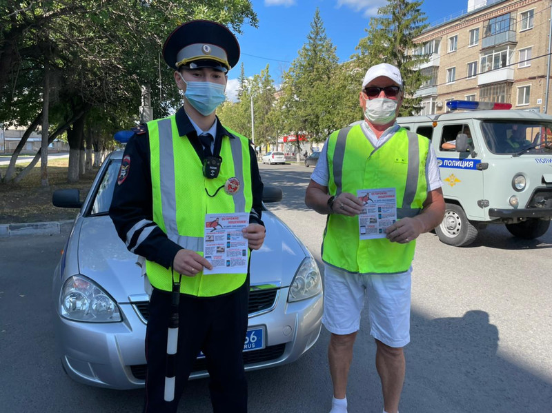 Инспекторы ГИБДД вышли в народ и предостерегли каменцев: они никогда не звонят родным участников ДТП, чтобы «урегулировать ситуацию»