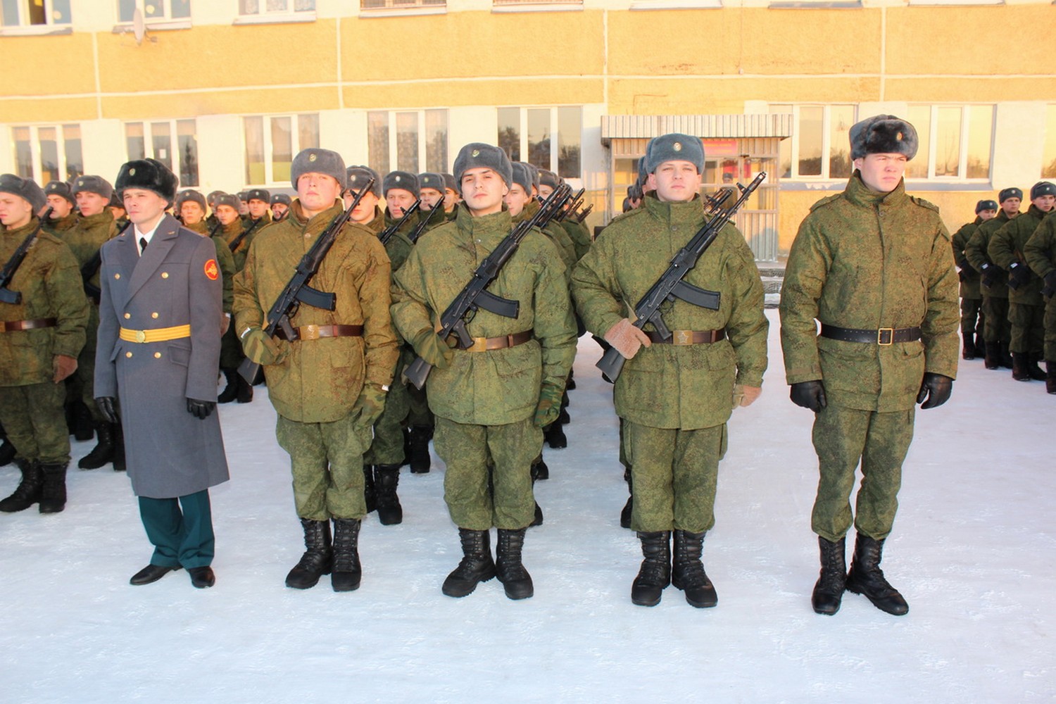 В России началась отправка срочников со сборных пунктов в войска