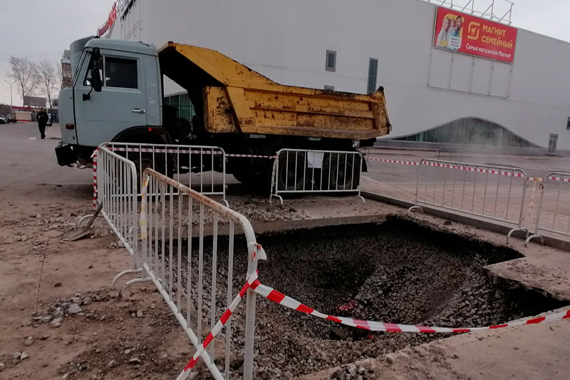 Из-за трубы с речной водой для СинТЗ коммунальщики разрыли парковку у ТЦ «Каменск-СитиМолл»: говорят, долго решали, делать ли это