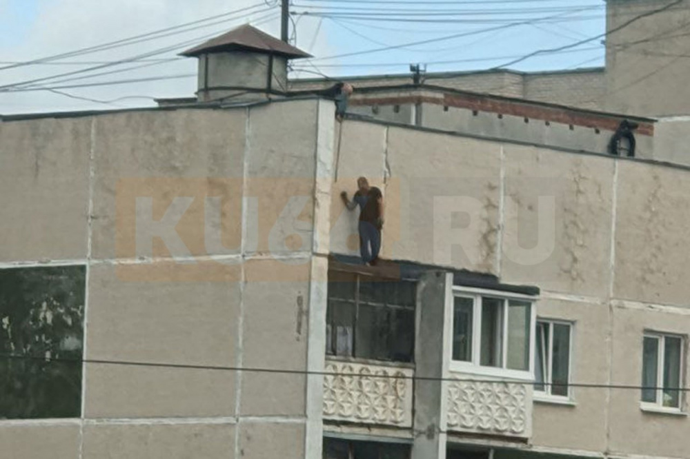 В Каменске-Уральском мужчина без страховки залез на многоэтажку | Мужчина в Каменске-Уральском без страховки залез на многоэтажку ради ремонта балкона