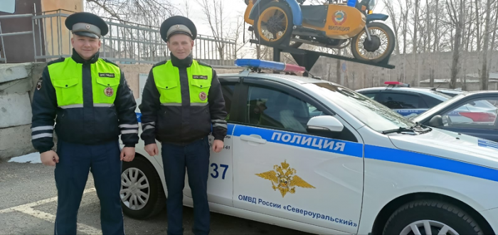 Быстрая помощь полицейских спасла жизнь беременной в Свердловской области | Полицейские Свердловской области помогли беременной женщине избежать угрозы выкидыша