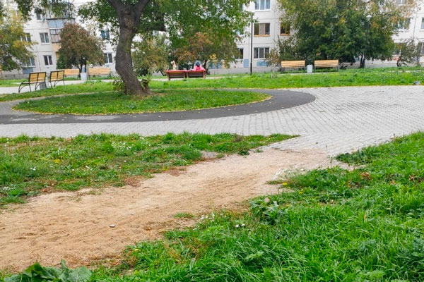 Ничего не украли — это легальные раскопки. В сквере Тимирязева коммунальщики сняли с дорожек тротуарную плитку. Вернут в ближайшее время...