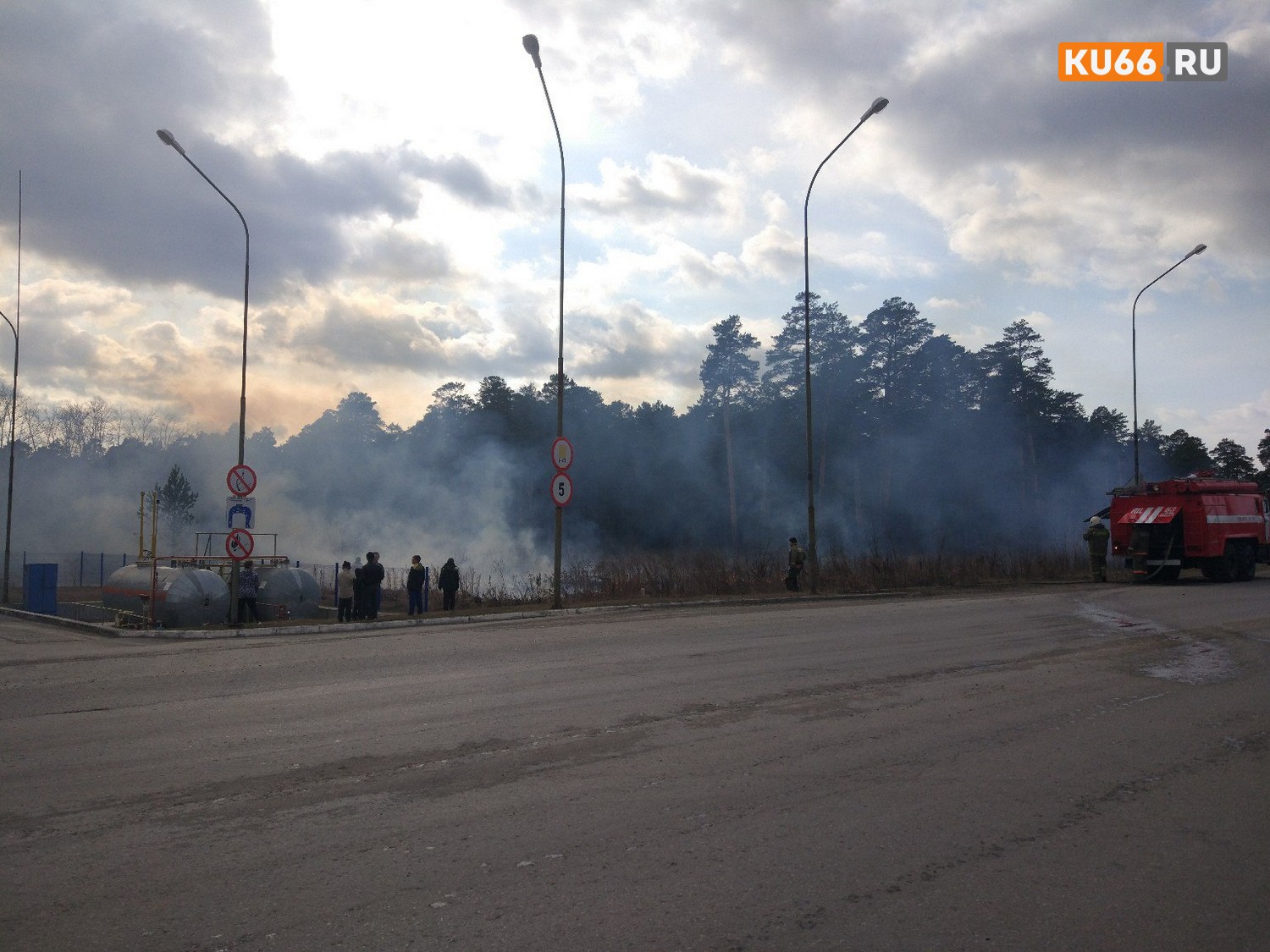 В Каменске-Уральском недалеко от автозаправки горит трава