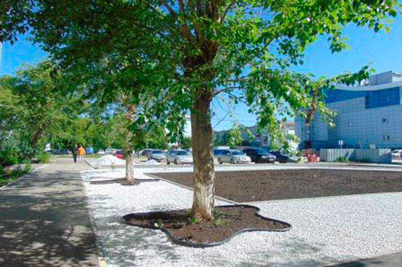 Во время благоустройства территории у трех домов по пр. Победы в Каменске-Уральском коммунальщики сделали «реку», как на южном курорте