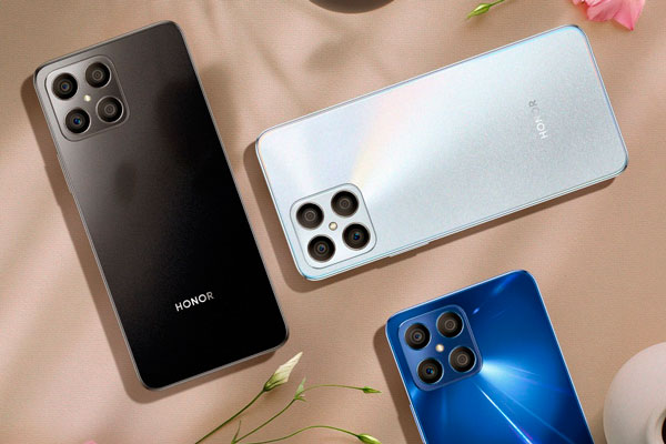 Компания Honor приостановила официальные поставки смартфонов в Россию