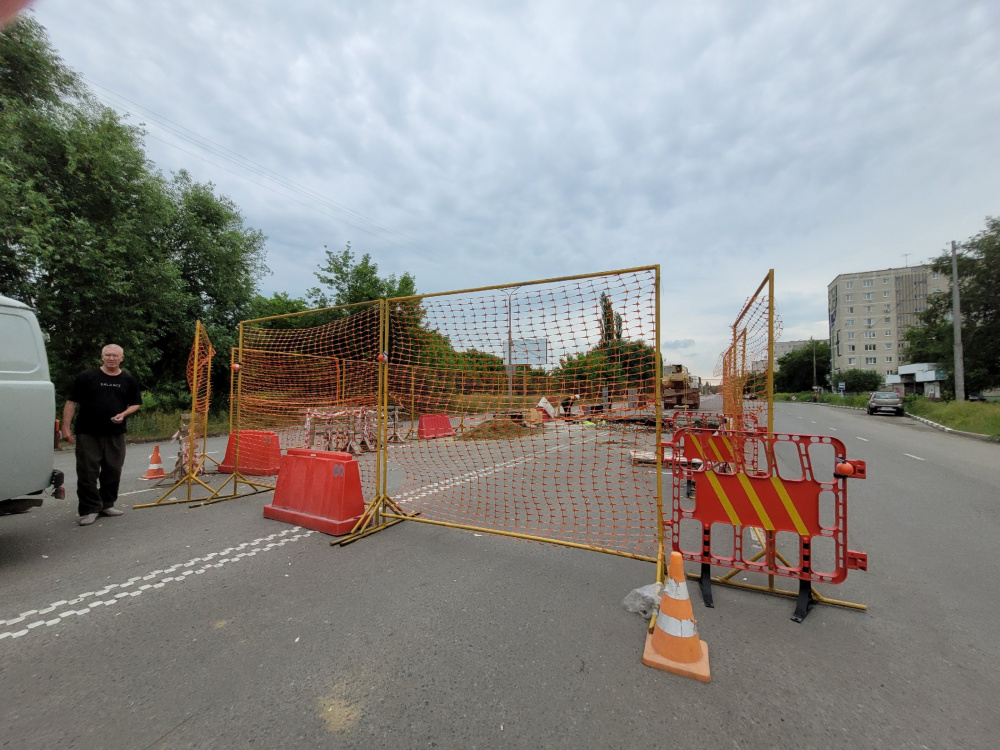 На месте провала асфальта на Каменской ремонт продлится до августа | В Каменске-Уральском ведутся работы на месте провала грунта