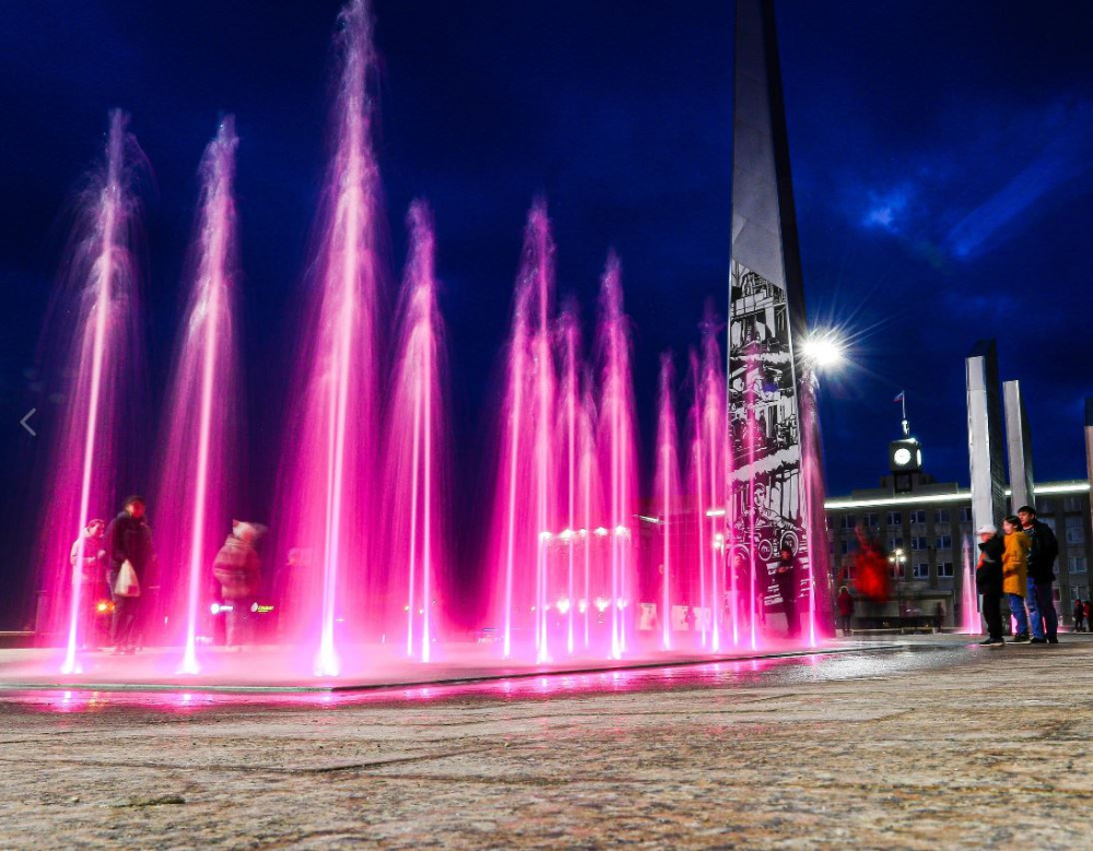 Жители Каменска-Уральского прокомментировали новый фонтан с подсветкой | Жители уральского города прокомментировали новый фонтан с подсветкой
