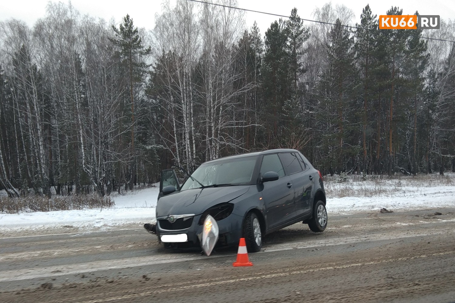 Аж фары наружу! В Каменске-Уральском Skoda вылетела с дороги и протаранила электроопору – на место дорожной аварии выезжала неотложка