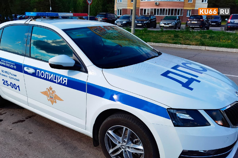 На трассе под Каменском-Уральским кроссовер Kia оказался между двух длинномеров — водитель большегруза не удержал дистанцию...