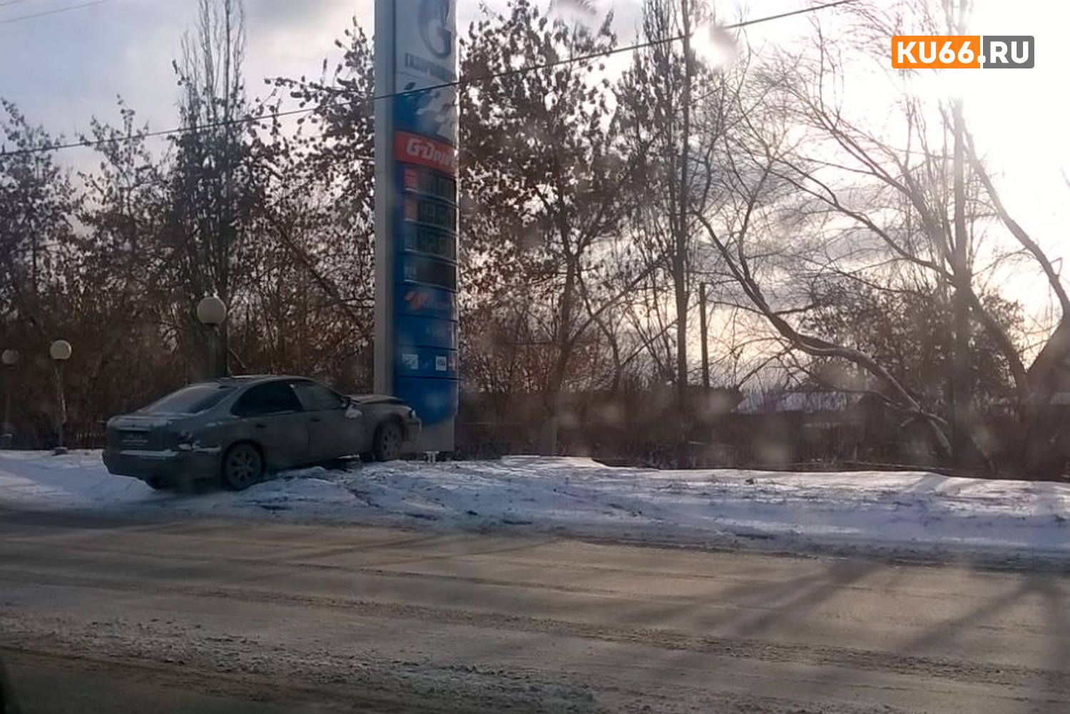 В Каменске-Уральском Honda влетела в цифровое табло автозаправки напротив городской администрации. «Видимо, против цен на бензин бастует...»