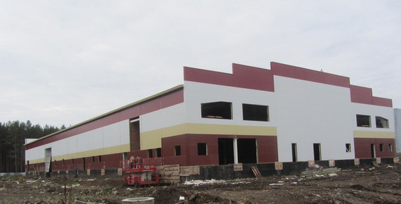 «Это сарай ледовый»: жители Каменска раскритиковали крытый корт, который обошелся в четверть миллиарда рублей, назвав его... коровником