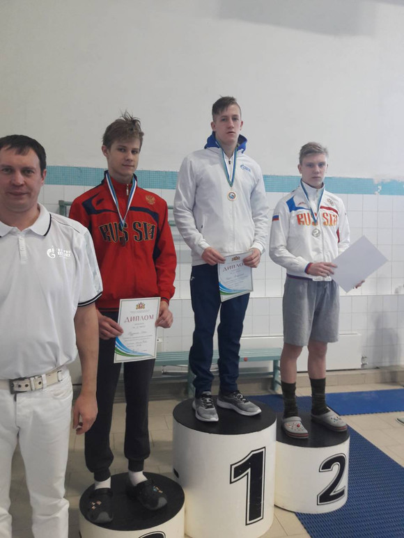 Пловец из Каменска Иван Кузьмин стал вторым на Первенстве области по плаванию, а местные девушки остановились в шаге от пьедестала...