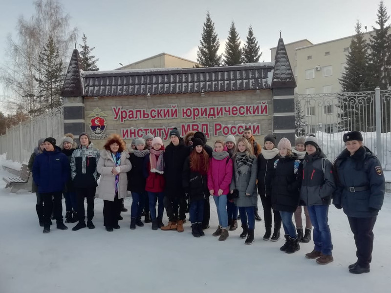 Полицейские рассказали школьникам Каменска, как легально получить отсрочку от армии и "зарабатывать" во время учебы от 14 до 25 тыс. руб.
