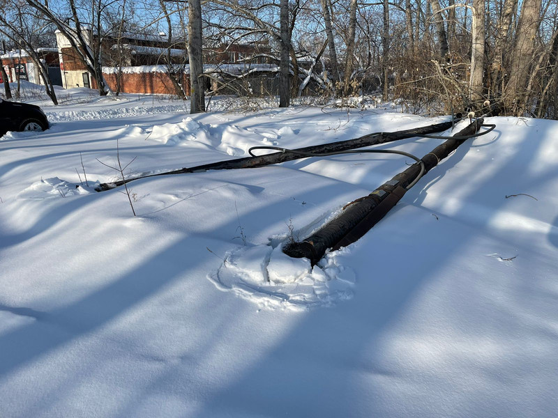 На улице Лермонтова в Каменске неизвестный водитель врезался с линию электропередач, испугался ответственности и уехал. Может, вы видели?