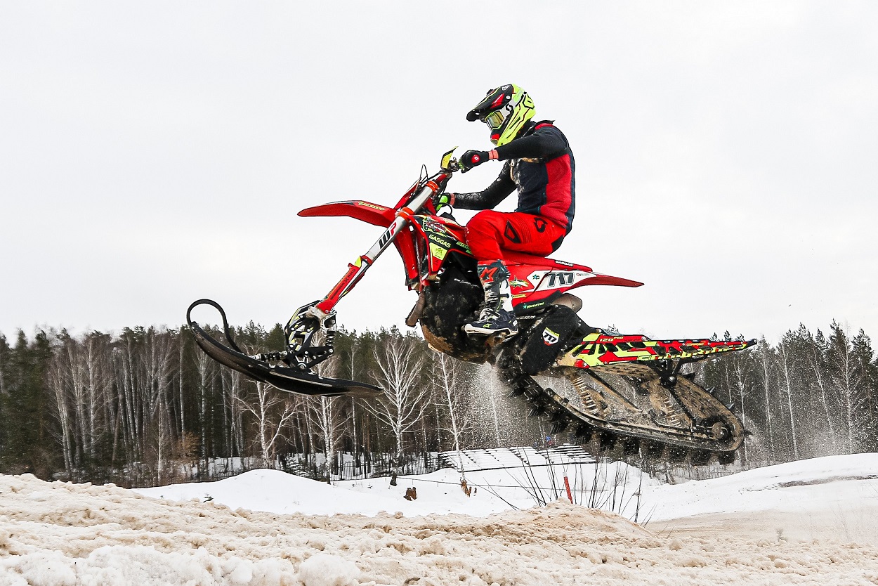 В Каменске-Уральском подвели итоги соревнований по кроссу на сноубайках