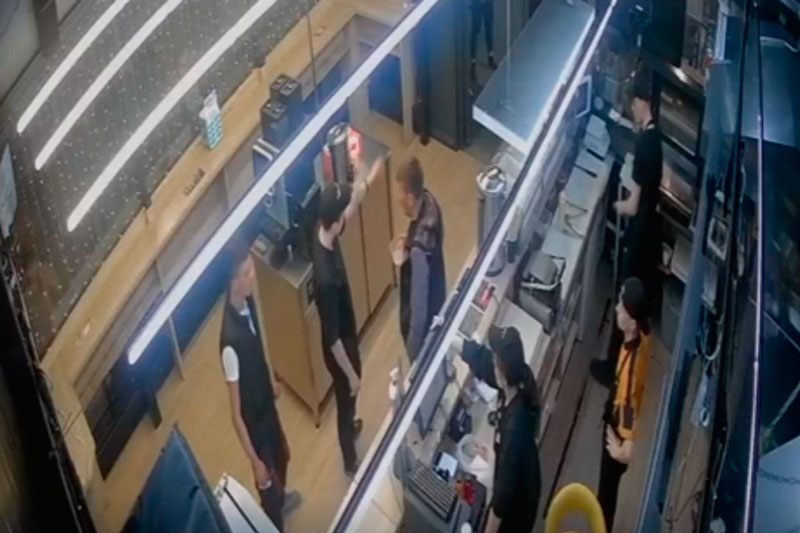 В Каменске-Уральском в кафе неадекватный покупатель схватил нож и стал размахивать им. ВИДЕО