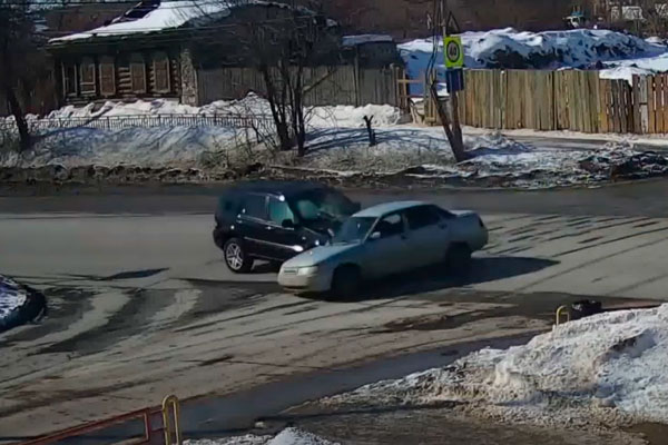 На сложном перекрестке в Каменске Mercedes-Benz протаранил ВАЗ. У иномарки не было выбора: препятствие водитель увидел в последний момент