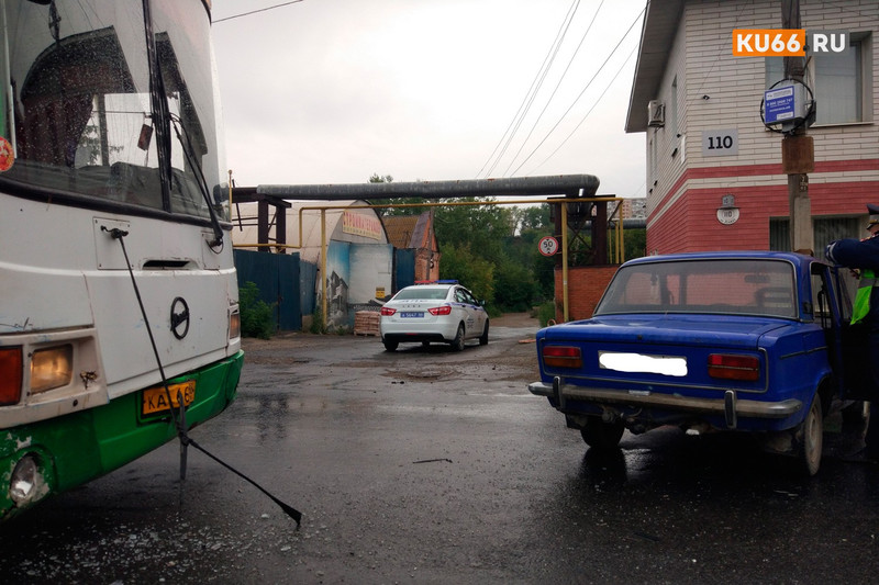 Столкнулись ВАЗ-2103 и автобус «ЛиАЗ» маршрута № 2. Из-за жесткой аварии на ул. Ленина в Каменске-Уральском - огромная пробка