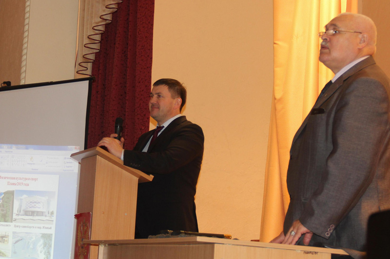 Ветеранам Каменска мэр и гендиректор завода рассказывали, как все хорошо, сколько всего сделано и какие планы на светлое будущее