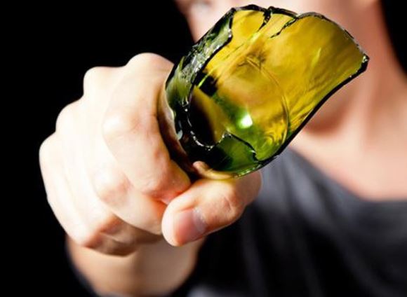 «Розочка» вместо аргументов: в Каменске-Уральском будут судить женщину за нападение на сожителя  | В Каменске-Уральском будут судить женщину, ударившую сожителя разбитой бутылкой