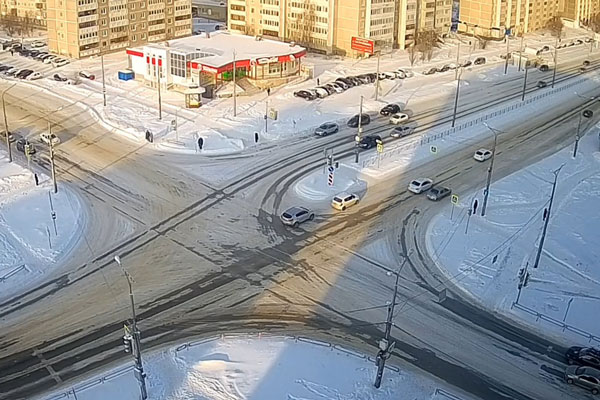 В Каменске-Уральском автомобили не поделили дорогу В Каменске-Уральском автомобили не поделили дорогу