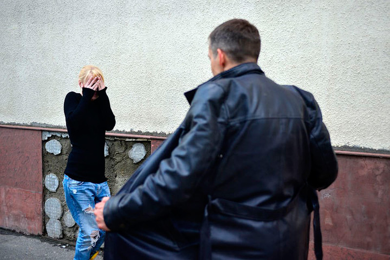 Ранним утром в киоск с шаурмой по ул. Алюминиевой в Каменске-Уральском зашел… полностью голый мужчина. Постоял, но убежал до приезда полиции