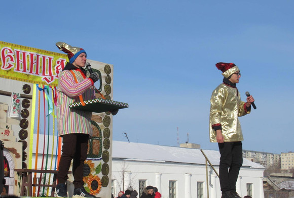 На Соборной площади в Каменске провожали зиму при почти весенней погоде: дети и взрослые развлекались и запасались орехами и финиками