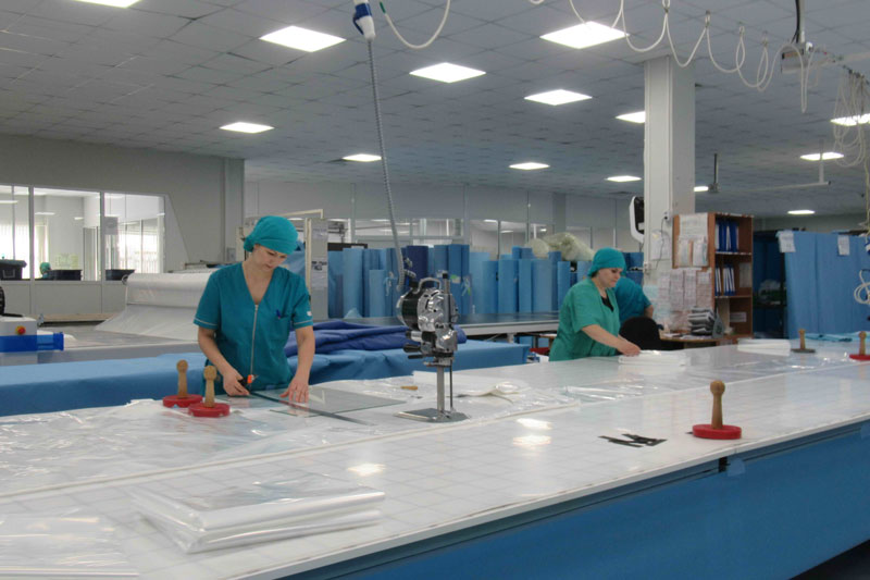 В Каменске-Уральском шьют противоэпидемические костюмы для медиков, которые в Тюмени работают с возвращенными из Китая русскими туристами