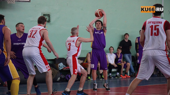 Во дворце спорта «Салют» прошел второй тур открытого чемпионата Каменска-Уральского по баскетболу среди мужчин