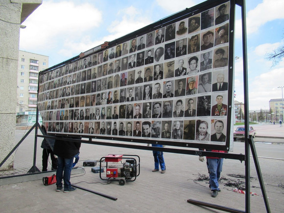 В Каменске-Уральском в канун Дня Победы частично восстановили Стену Памяти акции «Помни меня», разрушенной шквалистым ветром