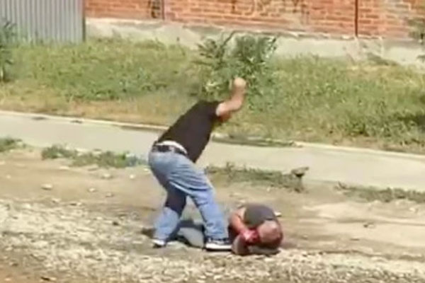 Ревнивый мужчина на улице в Краснодаре зарезал соперника на глазах прохожих