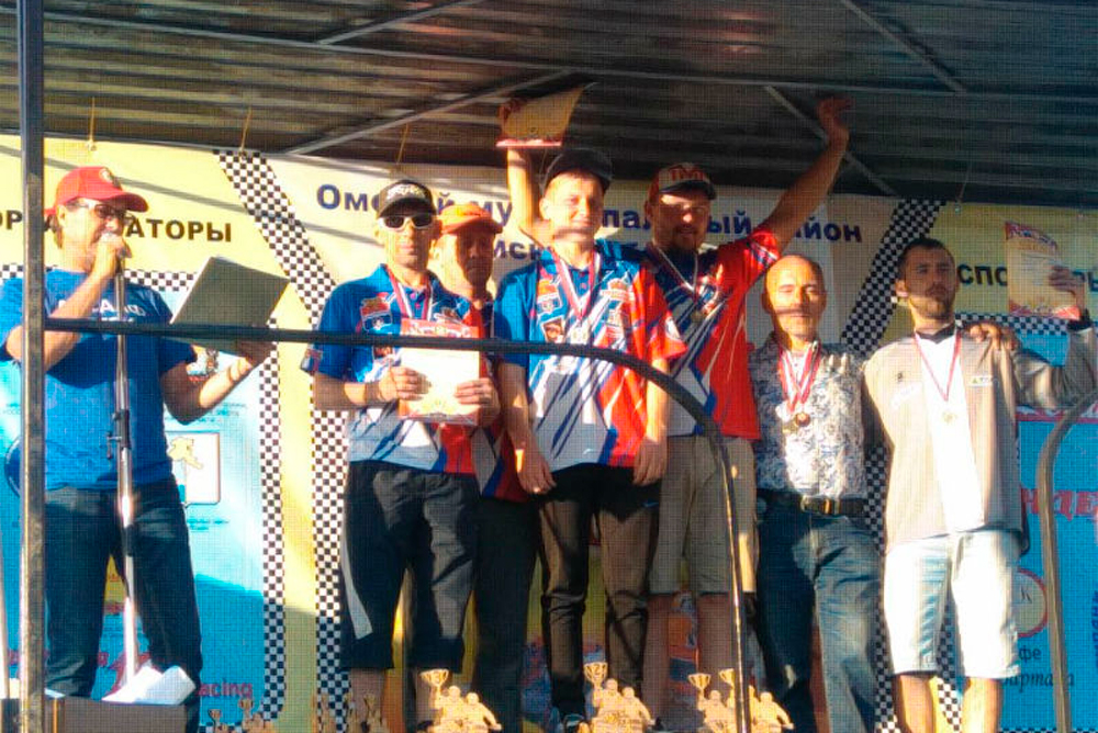 Побеждать — уже традиция: мотогонщики из Каменска-Уральского в серьезной борьбе стали золотыми и серебряными призерами чемпионата России