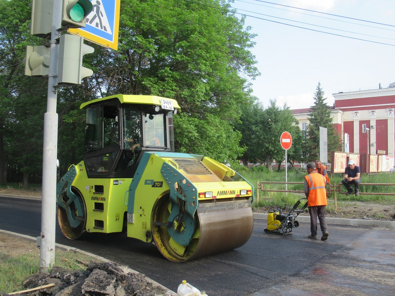 Ремонты улиц в Каменске-Уральском в разгаре — благо, погода благоволит. Обновляют ул. Октябрьскую — участок длиной в 210 метров