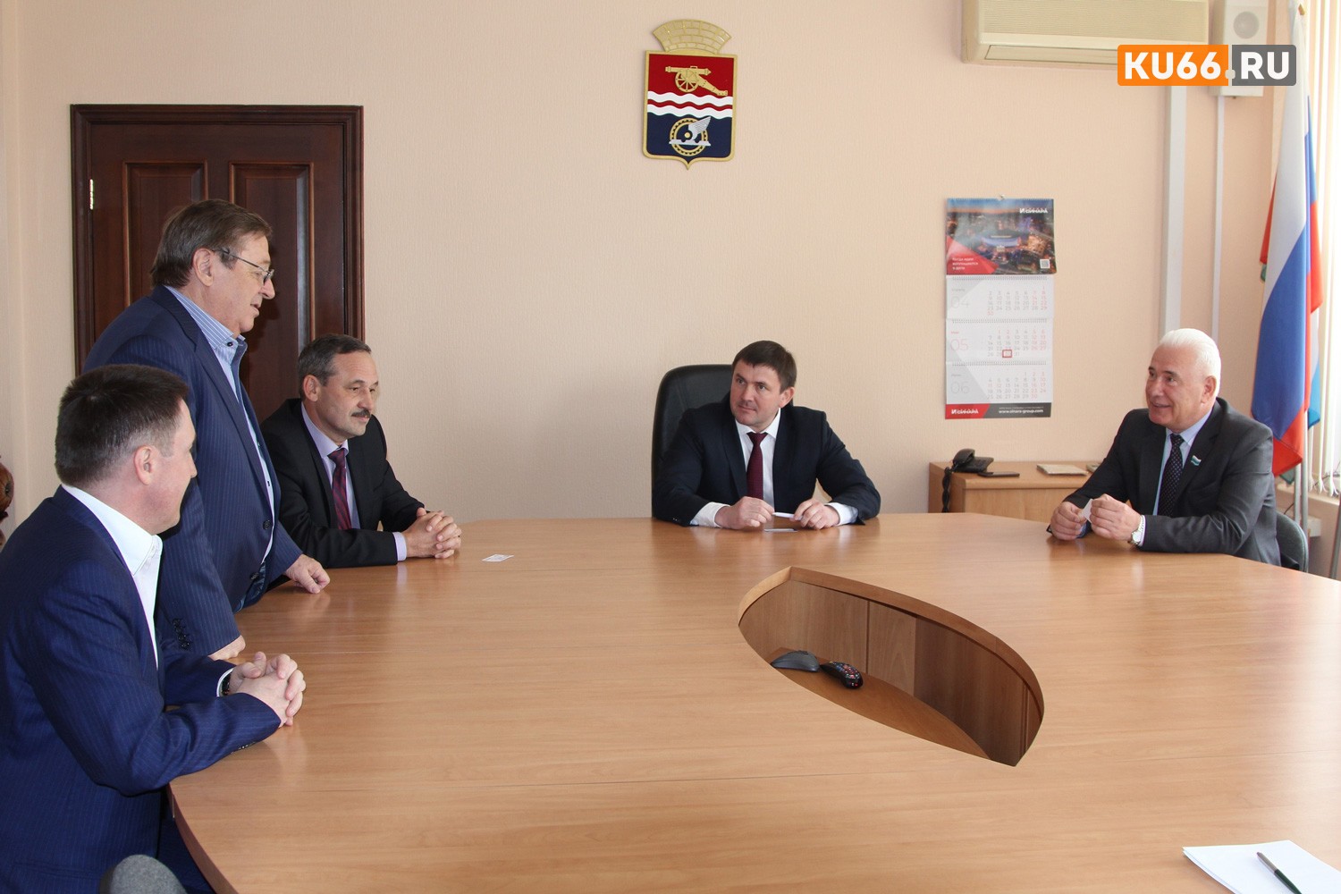 Мэр Каменска-Уральского познакомился с новым управляющим КУМЗа. При встрече намекнул, что завод всегда был надежным партнером...