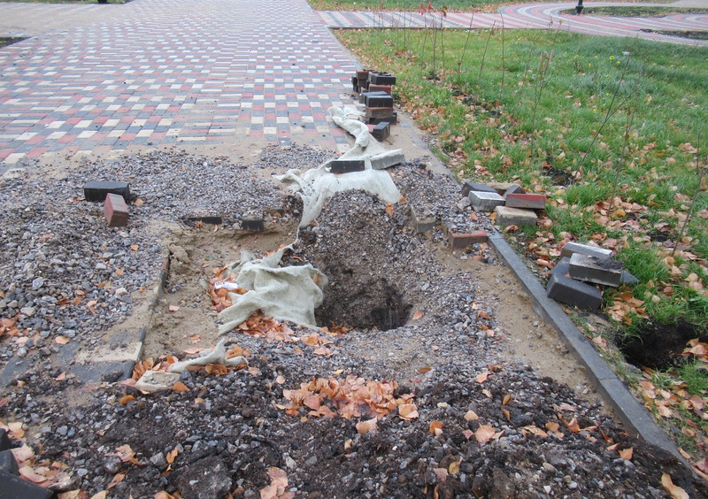 Портал KU66.RU заставил мэрию объясниться, почему у ДК «Современник» в Каменске-Уральском разрыли благоустроенную территорию