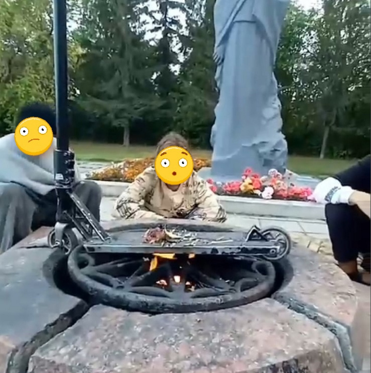 В Каменске-Уральском подростки пожарили картошку на Вечном огне