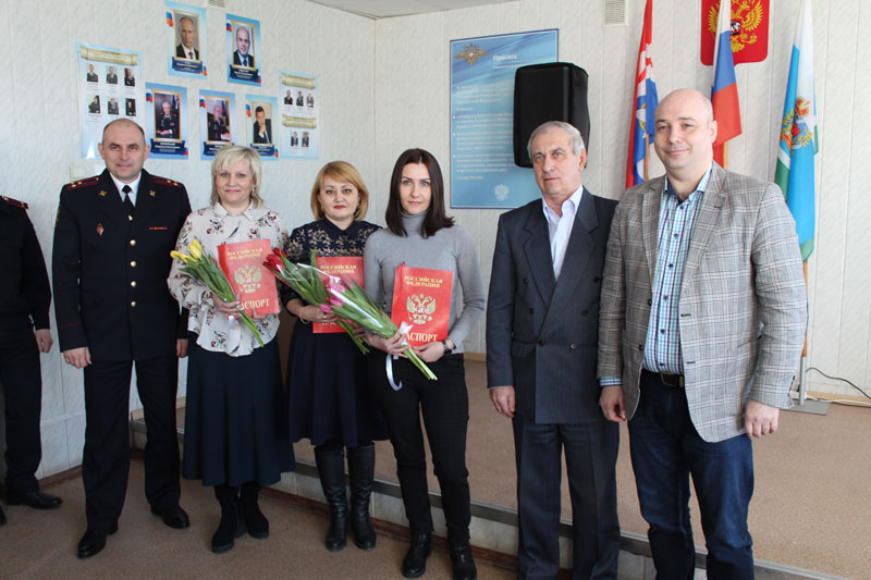 Перед 8 марта две сотрудницы каменской полиции получили звания подполковника, еще одна дама получила гражданство России Перед 8 марта две сотрудницы каменской полиции получили звания подполковника, еще одна дама получила гражданство России