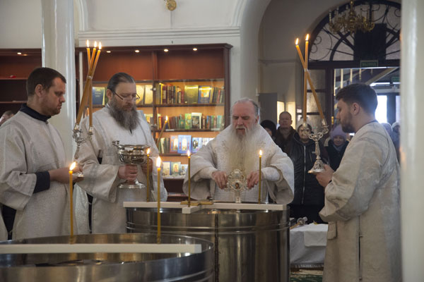 В Каменске-Уральском идет розлив Крещенской воды в храмах епархии