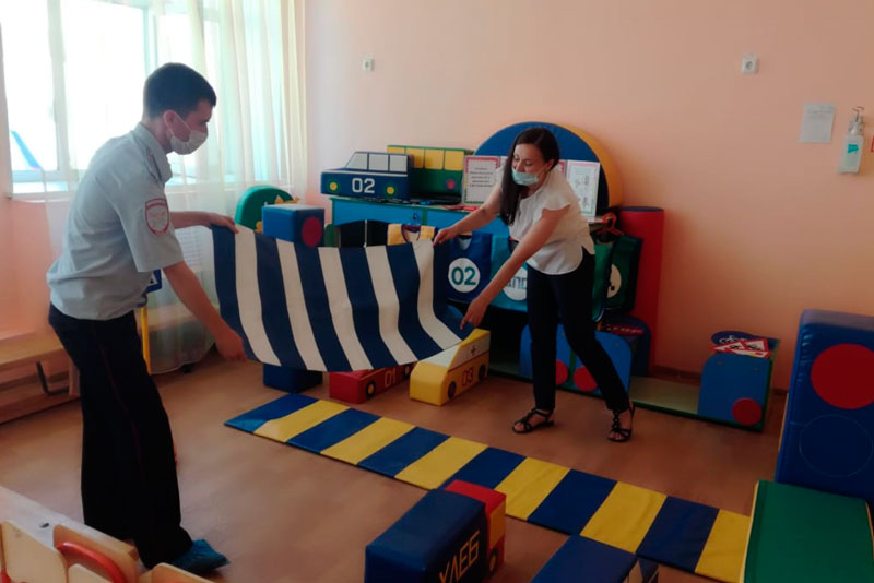 Госавтоинспекторы ходят по пустым садикам в Каменске-Уральском — проверяют, как они готовы к началу нового сезона