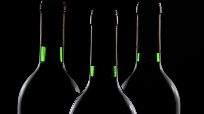 Над телами сидел годовалый малыш: мать и дочь отравились алкоголем и умерли в собственной квартире