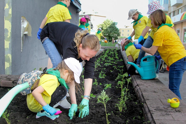 Воспитанники детского сада № 83 посадили цветы у бывшего детского мира