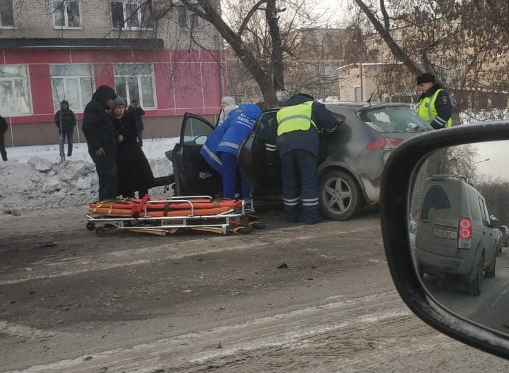 Удар был такой силы, что двигатель вырвало — он остался лежать на дороге. Жесткое ДТП в Каменске-Уральском: столкнулись Ауди и кроссовер