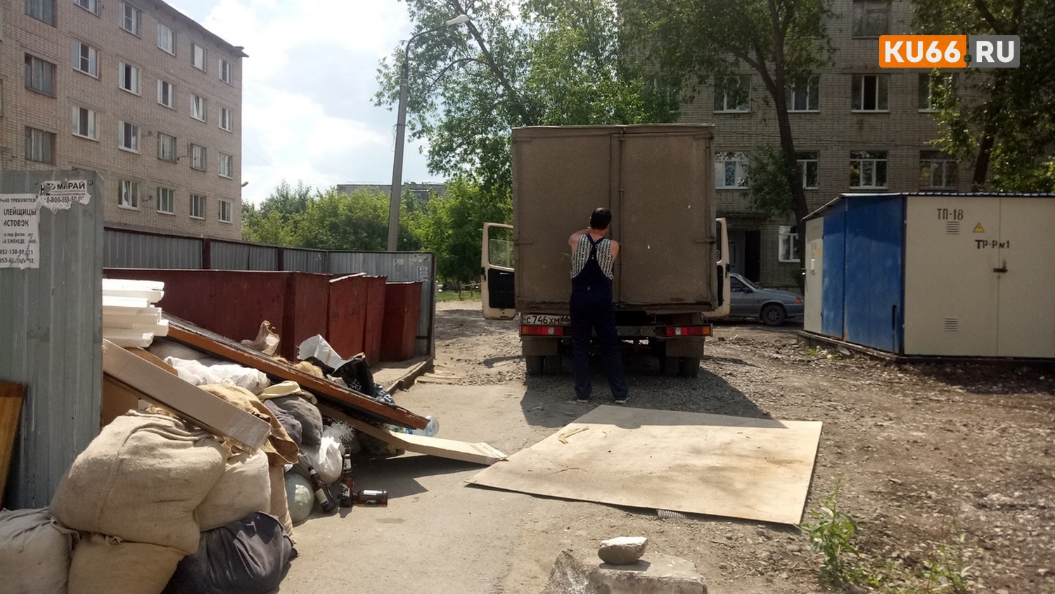 В Каменске-Уральском коммерческие газели разгружают мусор на площадках во дворах жилых домов. «А утилизационный сбор они платят?»