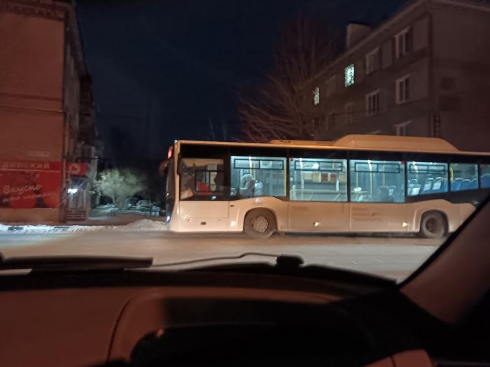 Пропускают рейсы: жители Каменска-Уральского жалуются на опоздания автобусов | В Каменске-Уральском автобусы пропускают рейсы