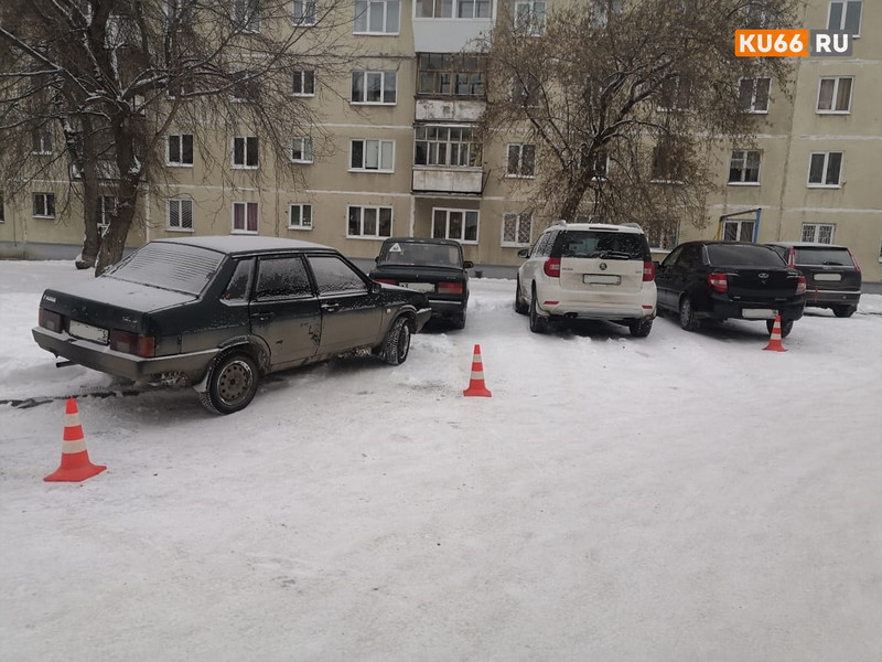 В праздники нескольких автолюбителей Каменска-Уральского ждали сюрпризы — неизвестные таранили их машины и скрывались...