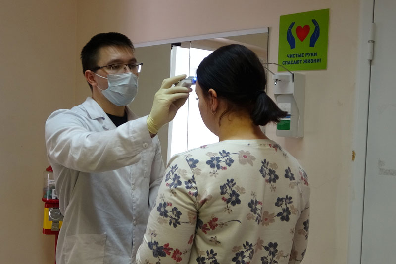 Как в детской горбольнице Каменска-Уральского организована работа на фоне эпидемии: врачам помогают студенты-добровольцы медколледжа