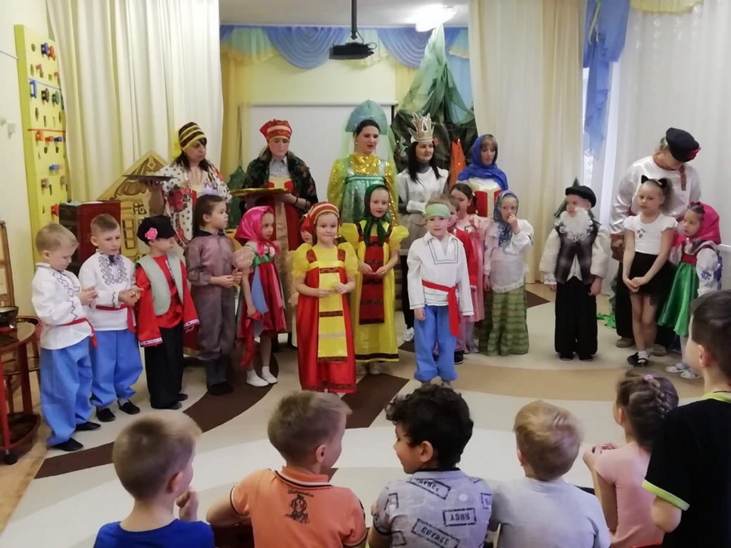 Вместо билета – конфета! В Каменске-Уральском детсадовцы всю неделю ставили спектакли по сказам Бажова. В гости приглашали сверстников