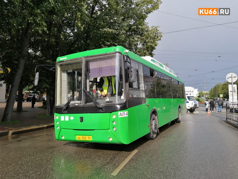 В Екатеринбурге сотрудники ГИБДД устанавливают обстоятельства ДТП, в котором погиб пешеход